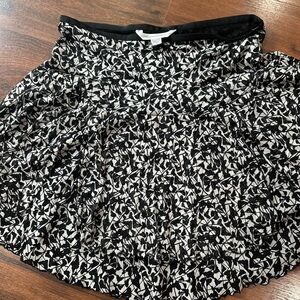 Diane von FURSTENBERG 100% silk ruffle mini skirt Size 4, black and white